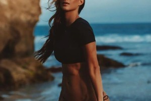 Karina Elle：150斤健身女神如何逆袭成性感模特