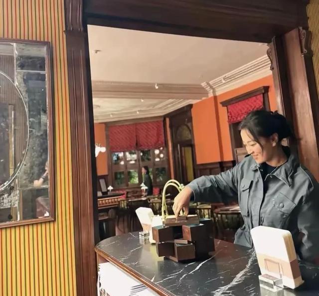 贾玲红毯造型