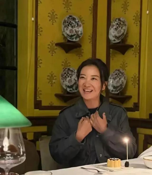 贾玲工作照
