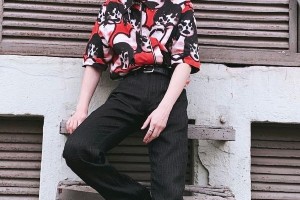 严浩翔晒侧颜照 大长腿贵公子气质吸睛