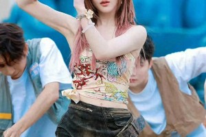 赵露思红发辣妹形象与音乐梦想