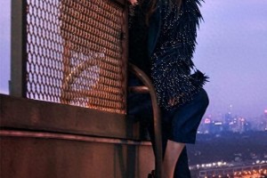 杨幂《Figaro世界》楼顶大片展现美腿魅力