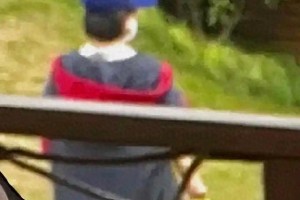 赵丽颖带儿子郊游同行男子身份引热议