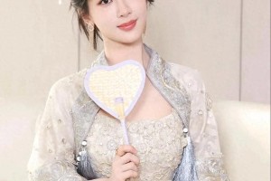 杨紫抖音花丛美照曝光，笑容治愈粉丝