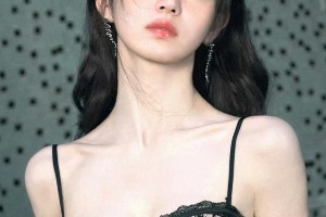 田曦薇深V鱼尾裙红毯造型惊艳全场