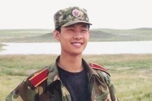 张译晒军旅旧照：十年军旅生涯铸就经典军人形象