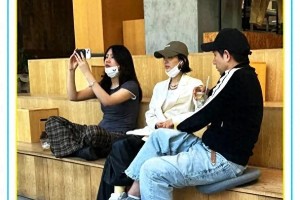 赵丽颖上海低调现身，与导演赵德胤引合作猜测