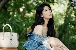 杨紫碎花裙造型惊艳，天鹅颈锁骨吸睛