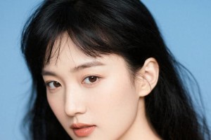 短剧顶流柯淳日薪2万引争议，行业泡沫与转型困境