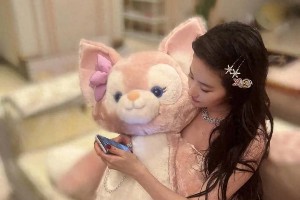 刘亦菲黑丝袜大长腿吸睛，奥特曼发卡萌翻网友