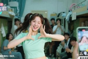 虞书欣15秒“夹欣摇”引爆20亿流量，揭秘娱乐圈“发疯美学”